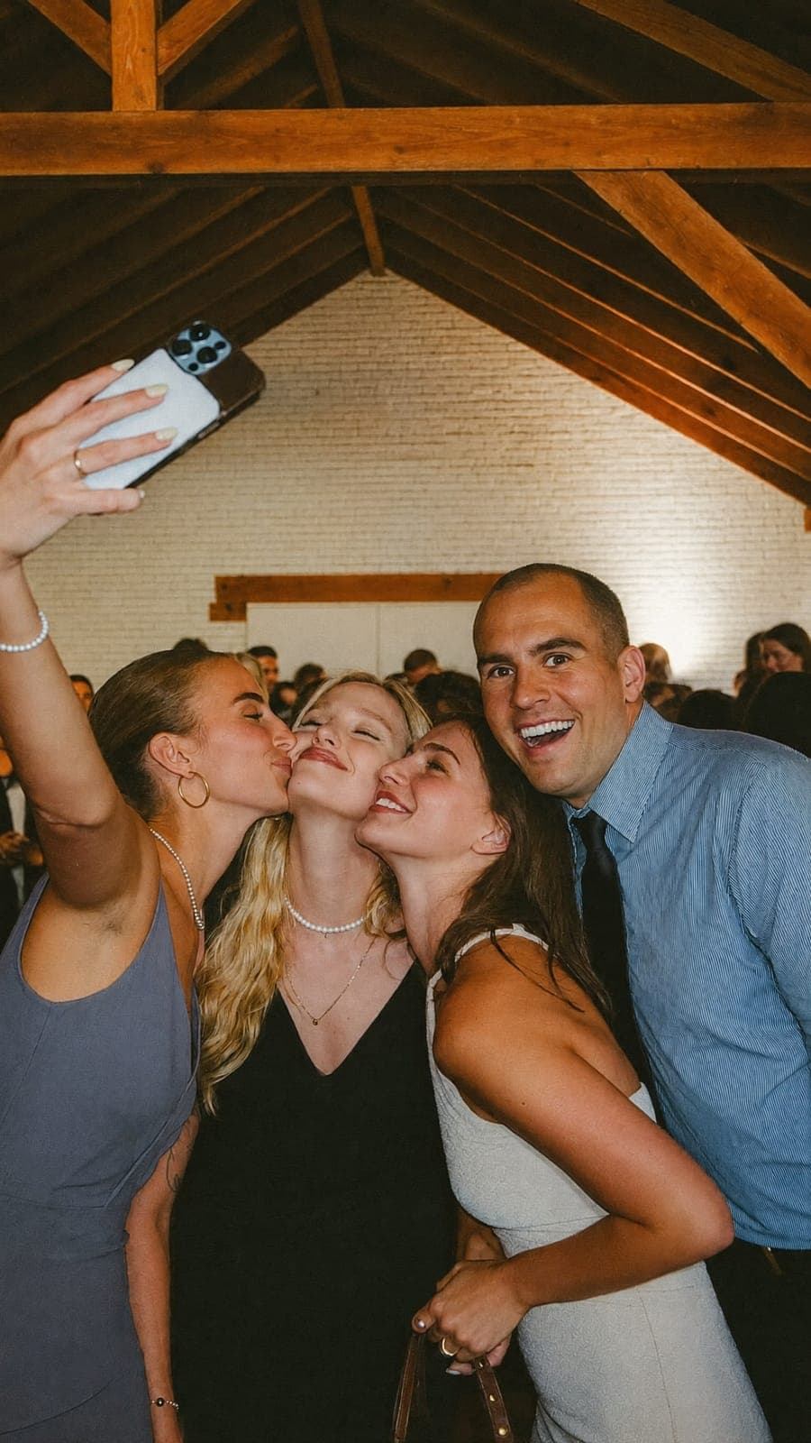 Vrienden maken samen een selfie op het feest